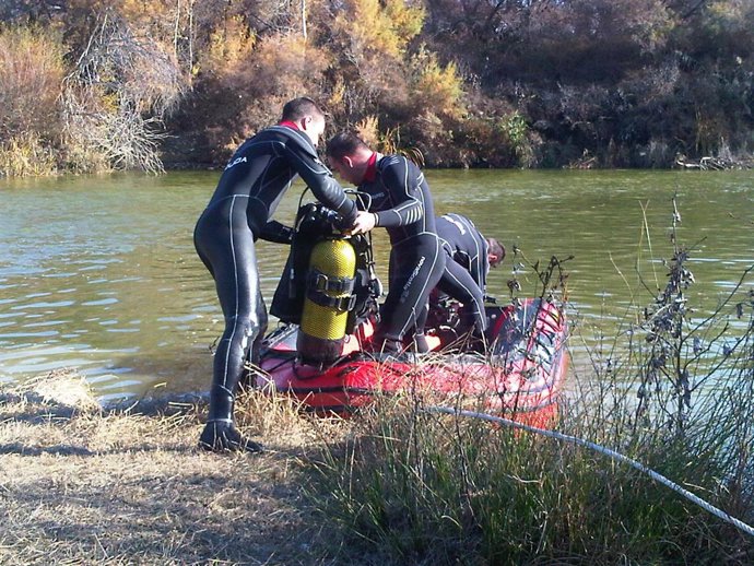 Buzos En La Búsqueda De Los Dos Niños Desaparecidos En Córdoba