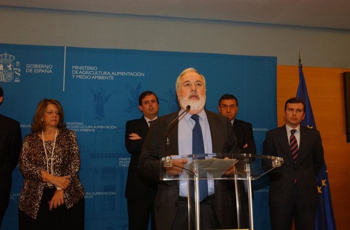 El Ministro Arias Cañete Con La Ex Ministra Elvira Rodríguez Y Josep Puxeu