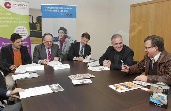 Firma De Un Convenio Entre Fepeval Y La Caixa