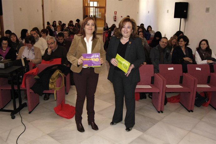 La Directora Provincial Del IAM Junto A Soledad Pérez (Dcha.) Durante El Acto