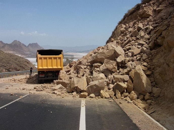 Desprendimiento En Una Carretera En Pulpí 