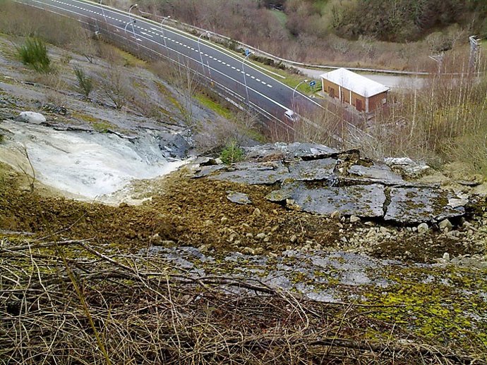 Desprendimiento En El Desmonte De La Ladera En El Túnel De Almandotz. 