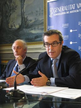 Antonio Gastaldi En La Rueda De Prensa Junto Al Director General De Justicia.