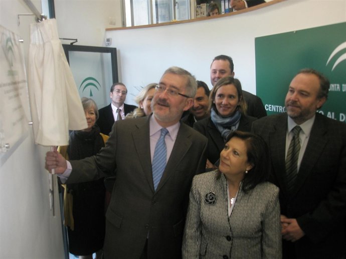 Antonio Ávila Inaugura El CADE De Martos.