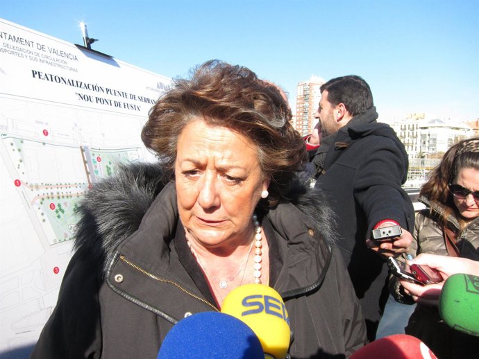 Barberá Atendiendo A Los Periodistas Tras Visitar Las Obras Del Pont De Fusta