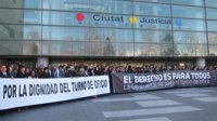Unos 400 abogados del turno de oficio se concentran ante la Ciudad de la Justicia contra los recortes en sus honorarios