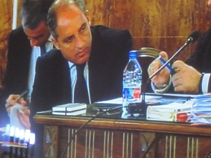 Camps Mira A La Fiscal Durante La Exposición De Su Informe En El Juicio