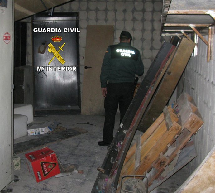 Interior Del Local Detención Ilegal