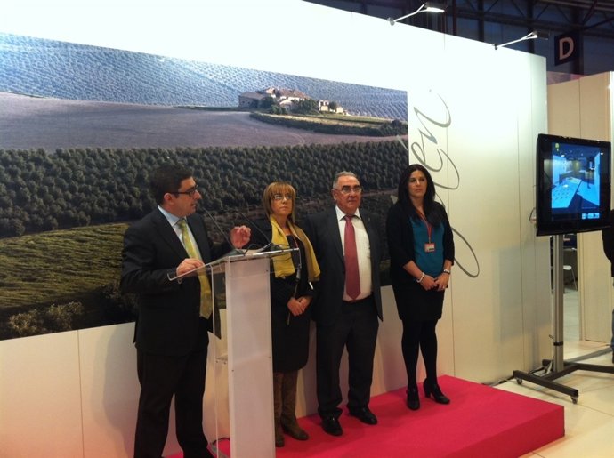 Reyes Presenta En Fitur El Museo Del Aceite, Con Gálvez, Lara Y Férriz.