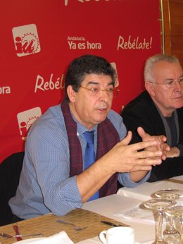 El Coordinador General De IULV-CA, Diego Valderas, Ante Los Medios. 