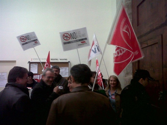Sindicalistas Se Encierran En El Registro De Presidencia De La Generalitat