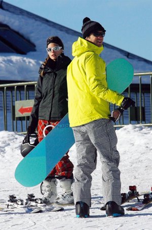 La Actriz Amaia Salamanca Y Su Novio Rosauro Baró Esquiando En Baqueira