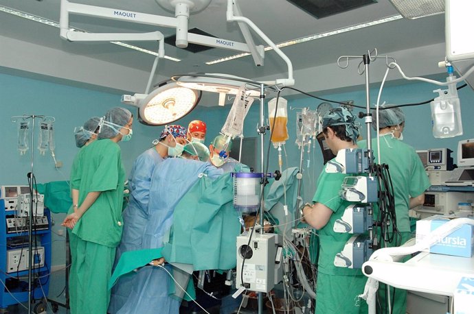 Cirujanos En Una Operación De  Trasplante En El Hospital Reina Sofía De Córdoba