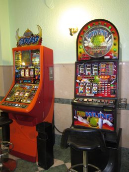 Máquinas Tragaperras En Un Salón De Juegos. 