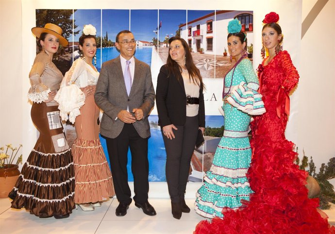 El Presidente De La Diputación, Junto A Varias Jóvenes Vestidas De Flamenca. 