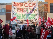 Manifestantes Ante La Puerta De La Residencia