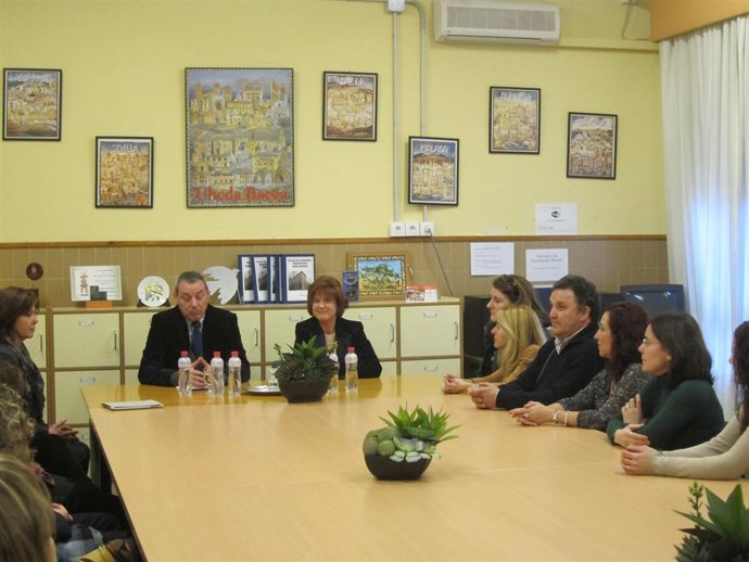 Álvarez De La Chica Y Angustias Rodríguez Con Padres De Alumnos De Chino.