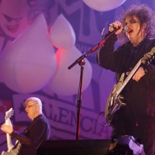 Robert Smith, cantante de The Cure, en un concierto