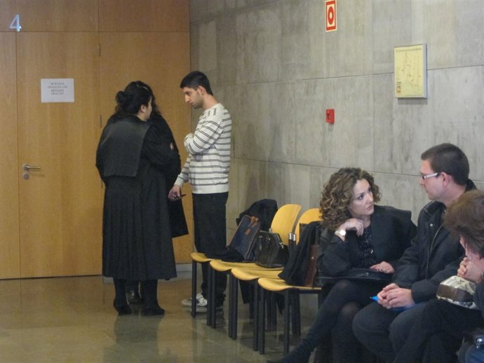 El Párroco, En Primer Término, Y El Acusado Conversan Con Sus Defensas