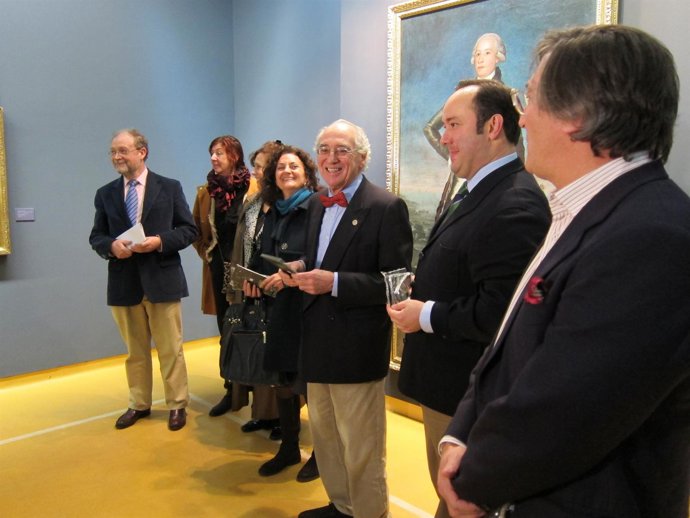 Vallaure, De Pajarita, Ante El Retrato De Jovellanos (Goya), En El Museo.