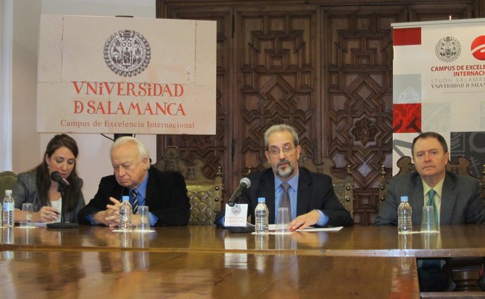 Üstün Erguder (Segundo Por La Izquierda), Daniel Hernández (C) Y Carlos Palomequ