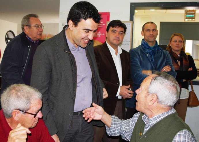 El Portavoz Del PSOE En El Parlamento, Mario Jiménez, Charla Con Ancianos. 