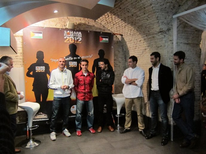 Atletas Y Cocineros En La Presentación Del Sahara Marathon 2012