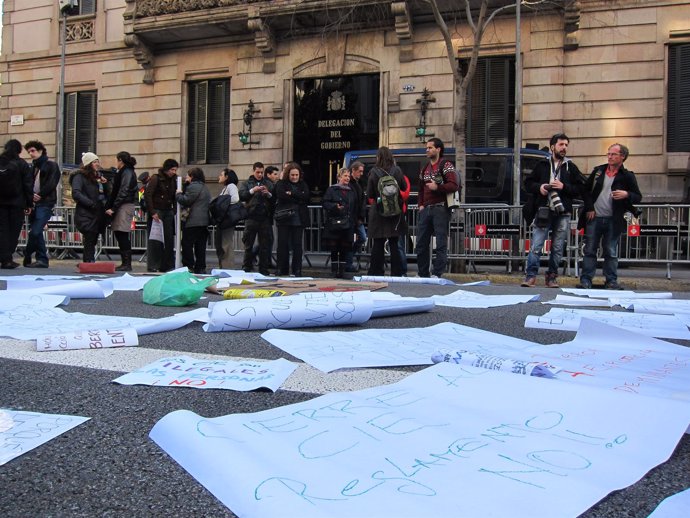 Protesta Contra Los CIE Ante La Delegación Del Gobierno En Catalunya