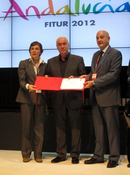 Alonso Recibe El Premio Al Mejor Stand Autonómico En Fitur