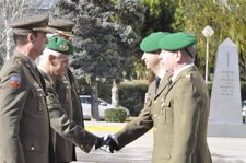 El General Alberto Corres Impone Una Medalla A Un Miembro De La BRILOG.