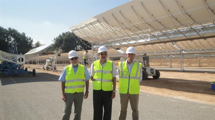 Operarios En La Central Termoeléctrica De Les Borges Blanques (Lleida)