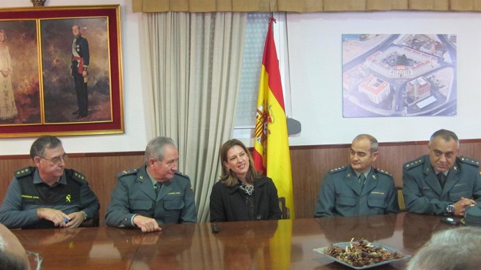 Paula Sánchez De León En El Centro Junto A La Guardia Civil