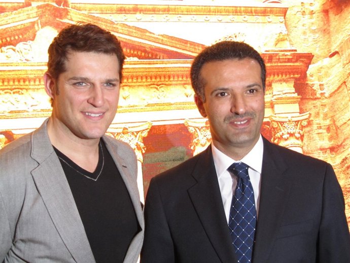 El Ministro De Turismo De Jordania, Nayef Al Fayez, Con El Cantante Manu Tenorio