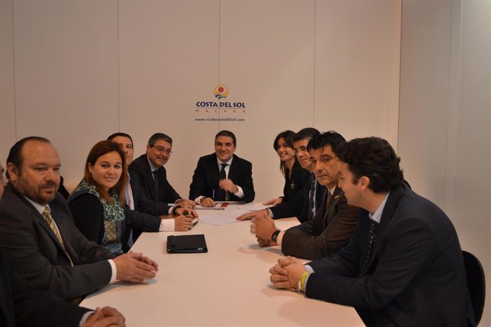 El Presidente Del Patronato De Turismo, Elías Bendodo, Con Alcaldes De Axarquía