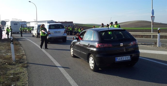 Empleados De La Mancomunidad Del Bajo Guadalquivir, A La Salida Del Peaje AP4