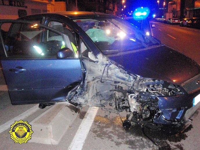 Accidente Con Un Vehículo Un Semaforo Dañados  