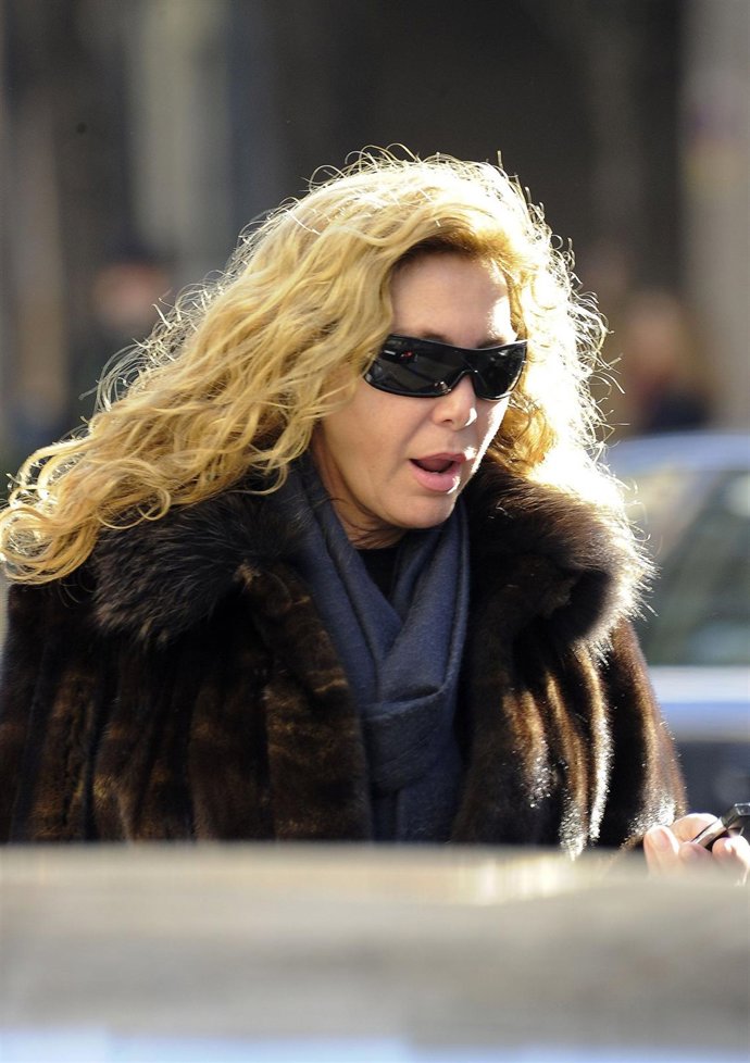 Norma Duval, Con Gafas De Sol, Abandona Un Centro De Belleza 