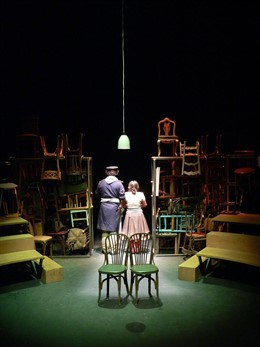 La Compañía La Tremens (Murcia) Ofrece Su Espectáculo 'Las Sillas'