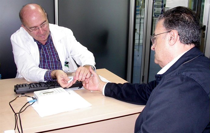 Un Médico Forma A Un Paciente En Tratamiento De Anticoagulación Oral