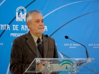 Griñán confía en que haya "consenso" en el congreso de este sábado y que salga "la lista de todos"