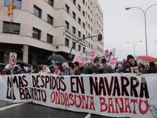 Cientos De Personas Se Manifiestan En Pamplona En Contra De Los Despidos.