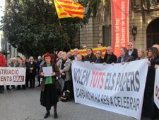 Concentración De La Comissió De La Dignitat Ante La Delegación Del Gobierno