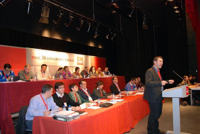 Jiménez Interviniendo En El Consejo Extraordinario Del PSN En Ribaforada.