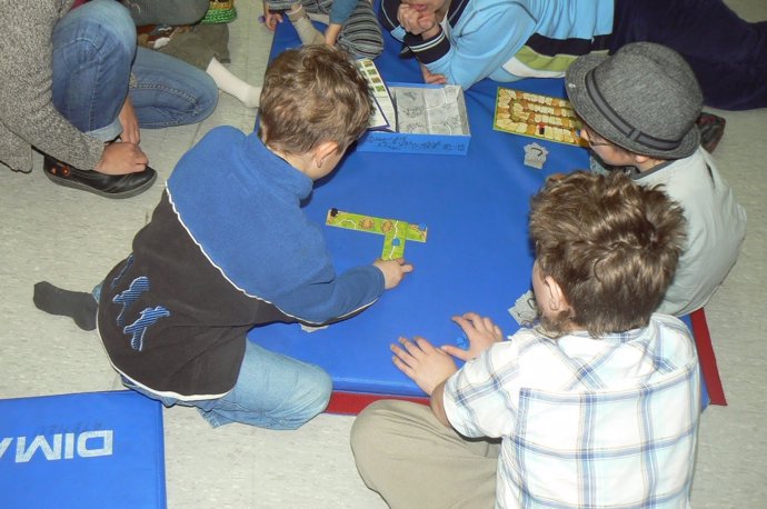Niños jugando. Imagen de recurso
