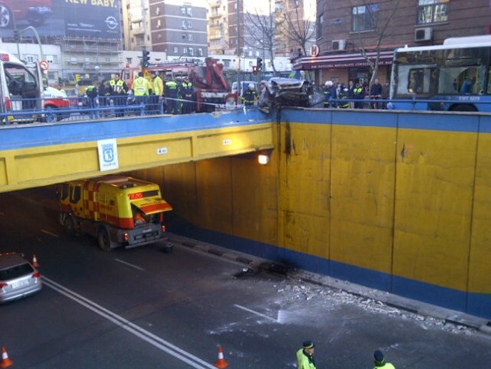 Pierde El Control Del Coche Y Acaba 'Colgado' Sobre El Túnel De Francisco Silvel