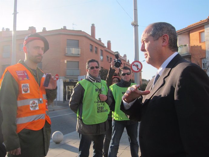 Felip Puig Habla Con Representantes Sindicales De Los Mossos