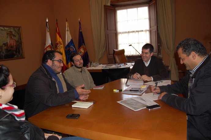 Reunión Del Alcalde Con Miembros De La AMEC