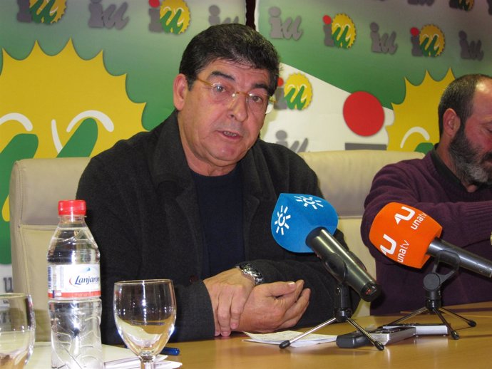 El Coordinador General De IULV-CA, Diego Valderas, Ante Los Medios. 