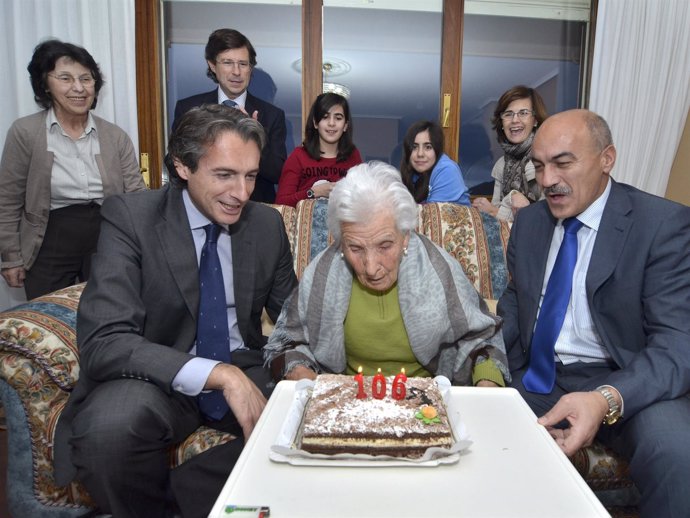 Íñigo De La Serna Y Varios Ediles Felitan A 'Consta' Por Su 106 Cumpleaños