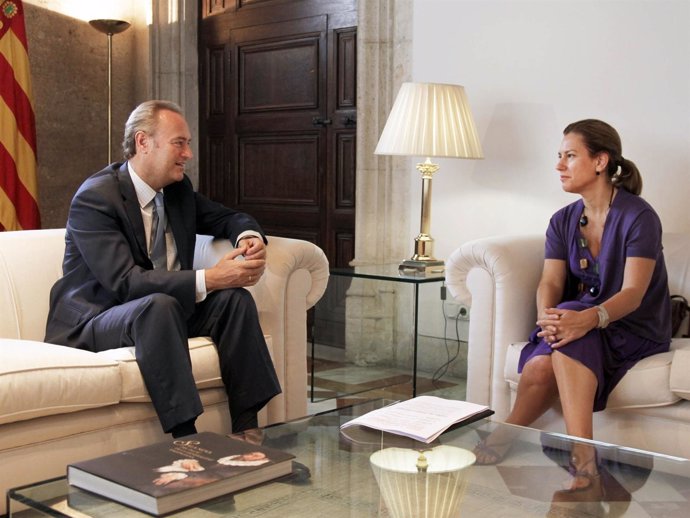 Alberto Fabra Conversa Con Paula Sánchez De León.